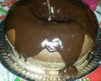 Bolo de chocolate com cobertura de brigadeiro