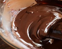 Testei várias receitas até acertar essa calda de chocolate para bolo bem brilhante e deliciosa