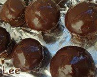 Muffins recheados e com cobertura de chocolate