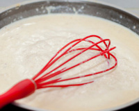 Nem requeijão, nem creme de leite: o verdadeiro molho branco só precisa de 3 ingredientes simples