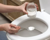 Você só precisa usar algumas colheres de sopa à noite para o calcário do vaso sanitário ter desaparecido de manhã!