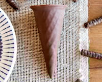 Cone trufado com casquinha crocante de chocolate derretido