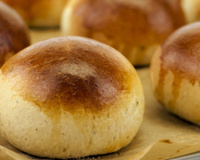 Pão de cebola sem glúten e sem lactose na assadeira