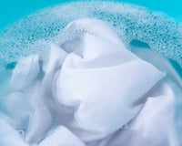 Apenas 3 colheres de sopa na água fria podem ajudar a recuperar o brilho dos tecidos: TudoGostoso ensina truque que serve para panos de prato, peças brancas e mais