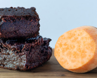 Nem farinha, nem açúcar: o segredo para o brownie mais úmido da sua vida está na batata-doce (pode acreditar!)