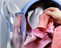Afinal, pode lavar toalhas com roupa de cama? Essa resposta vai mudar a sua vida na lavanderia