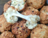 Bolinho de arroz recheado com queijo