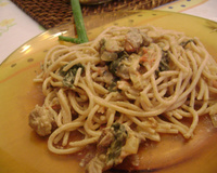 Macarrão integral com molho de carne com espinafre