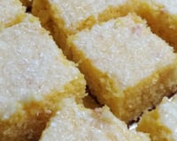 Esse bolo de fubá molhadinho só vai durar um dia no tabuleiro: receita fácil leva coco e tem a massa mais fofinha de todas