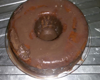 Bolo de chocolate de microondas com calda de falso brigadeiro