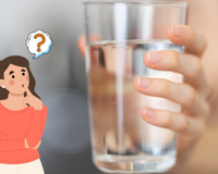 É verdade que quem quer emagrecer deve beber água gelada? O que acontece com o corpo se tomar água natural?