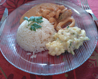 Estrogonofe de frutos do mar e salada de maionese da Querida