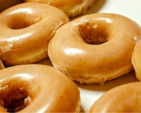 Com quase 100 anos, marca de donuts chegou ao Brasil e acumula filas nas lojas com receita secreta, máquina revolucionária e um truque simples de venda