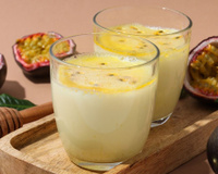 Mousse de leite ninho com maracujá e sementes no copo