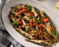 Sardinha na panela de pressão fica mais gostosa que a versão em lata e é perfeita para um almoço rápido e nutritivo!