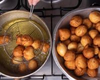 Bolinho de chuva que vira sozinho na panela para não perder o ponto: fica douradinho e irresistível