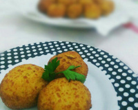 Almôndegas de frango recheadas com queijo