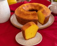Bolo de milho com laranja de liquidificador pra salvar a festa junina dos celíacos e intolerantes à lactose