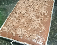 Bolo de cenoura com calda de chocolate que derrete na boca