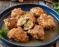 Ovos fritos não são os mais saborosos: eles ficam muito melhores quando feitos com pão amanhecido, leite, alho e molho de páprica