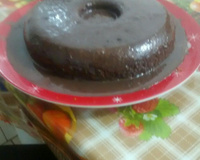 Bolo de cenoura com calda de chocolate