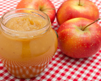 Molho de maçã caseiro de 3 ingredientes transforma pratos salgados comuns como batata frita, carnes ou até os ovos do café da manhã em refeições extraordinárias