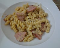 Macarrão com molho branco e calabresa