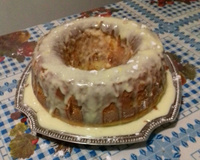 Bolo com recheio de creme de abacaxi com coco ralado