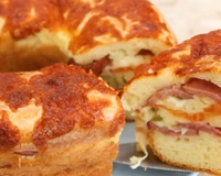 Bolo salgado? Esse lanche de forno delicioso tem um crostinha de queijo e fica perfeito, impossível comer só uma fatia