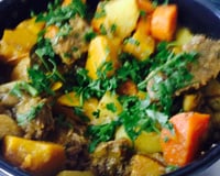 Costelas de boi temperadas com cerveja e legumes cozidos no caldo