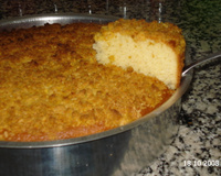 Cuca de baunilha com farofinha de coco e canela