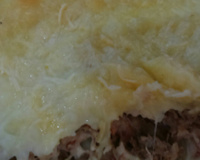 Escondidinho de carne de sol com batata e creme com requeijão.