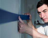 Pare agora de tirar reboco com fita dupla-face e aprenda como retirá-la de qualquer superfície sem dificuldade