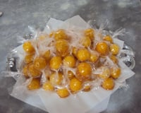 Bala de coco caramelizada (bala baiana ou bala de ovo)