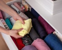 Marie Kondo, especialista internacional em organização pessoal, revela o método de dobra vertical que evita o amassamento e dobra o espaço útil das gavetas