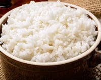 Aprendi com um chef e agora não faço mais arroz apenas com água: a dica é usar “2 dentes de alho, meia cebola e um bom caldo caseiro”