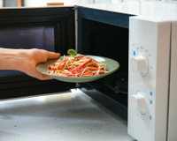Todo mundo cozinhando espaguete e macarrão na panela quando é muito mais conveniente colocá-los no micro-ondas