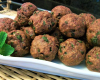 Bolinho de carne moída que fica pronto em 10 minutos é o melhor petisco para quem quer praticidade