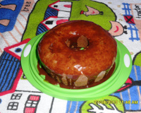 Bolo simples com cobertura de chocolate