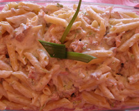 Penne ao molho de salmão com raspas de limão siciliano