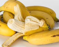 Como são chamados os fios da banana e por que é recomendado comê-los?