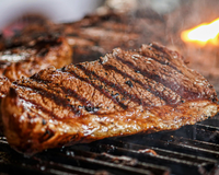 Não é o limão, nem o alho, nem chimichurri: TudoGostoso revela o tempero que deixa a carne do churrasco mais suculenta