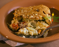 Torta de queijo com batata, aspargos e vegetais variados