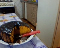 Bolo de cenoura com calda de chocolate que derrete na boca