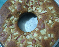 Bolo de iogurte de mel com maçã e canela