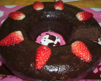 Bolo fácil de chocolate com pedacinhos de morango