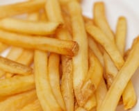 5 maneiras de reaquecer batatas fritas para que fiquem crocantes e deliciosas, usando apenas uma frigideira ou o micro-ondas