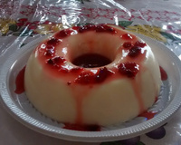 Manjar de coco com calda de morango