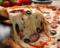 Sobrou pizza do domingo? Este truque devolve a crocância como se ela tivesse acabado de sair do forno