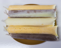 É assim que faço para encher o saquinho de geladinho até o topo e ainda conseguir dar o nó: truque de profissional com barbante